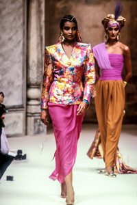 JeanLouisScherrer1990HauteCoutureSS88.thumb.jpg.b9928e25893a1f97ffa376952a914780.jpg