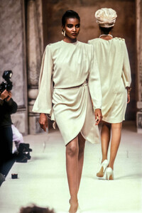 JeanLouisScherrer1990HauteCoutureSS91.thumb.jpg.d769a469622eff2d9091e1e9c41a3d22.jpg