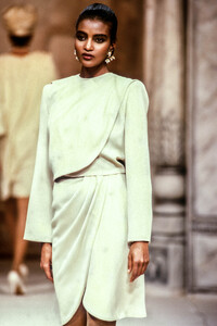 JeanLouisScherrer1990HauteCoutureSS92.thumb.jpg.256e696504119e8f6954c7816fe6a07c.jpg