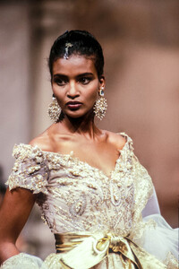 JeanLouisScherrer1990HauteCoutureSS97.thumb.jpg.8aec58b7561c9e9b77de8ab9313d9d0a.jpg
