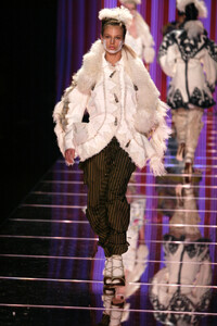JohnGalliano2002FW2.thumb.jpg.83af9bebb2143c7ab873142e533ca530.jpg