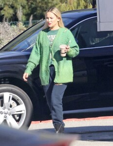 Kate-Hudson---Steps-out-of-Shell-set-trailer-in-Los-Angeles-20.jpg