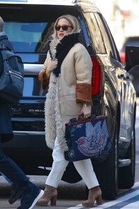 Kate-Hudson---Taking-a-stroll-in-New-York-03.jpg