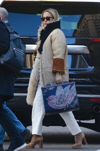 Kate-Hudson---Taking-a-stroll-in-New-York-06.jpg