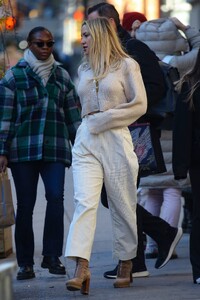 Kate-Hudson---Taking-a-stroll-in-New-York-08.jpg