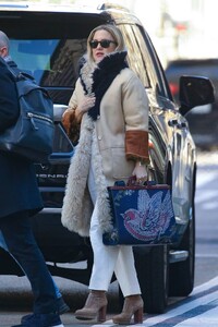 Kate-Hudson---Taking-a-stroll-in-New-York-10.jpg