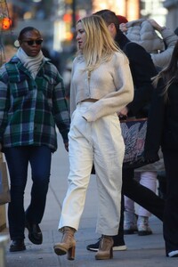Kate-Hudson---Taking-a-stroll-in-New-York-11.jpg