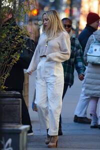 Kate-Hudson---Taking-a-stroll-in-New-York-13.jpg