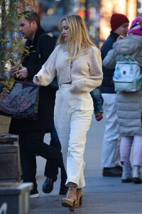 Kate-Hudson---Taking-a-stroll-in-New-York-14.jpg