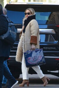 Kate-Hudson---Taking-a-stroll-in-New-York-16.jpg