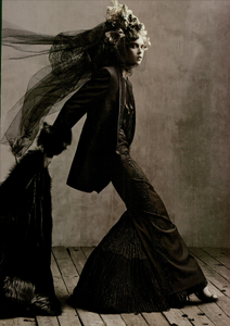Meisel_Gianfranco_Ferr_Fall_Winter_2005_06_03.thumb.png.b0253a242c8b52efc21d6916c80cf5e0.png