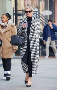 Nicky-Hilton---On-a-stroll-in-New-York-01.jpg