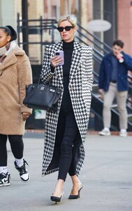 Nicky-Hilton---On-a-stroll-in-New-York-02.jpg
