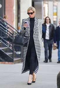 Nicky-Hilton---On-a-stroll-in-New-York-03.jpg