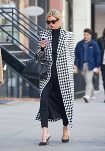 Nicky-Hilton---On-a-stroll-in-New-York-05.jpg
