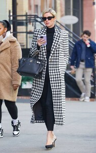Nicky-Hilton---On-a-stroll-in-New-York-06.jpg