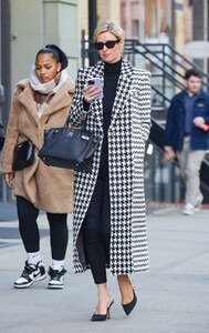 Nicky-Hilton---On-a-stroll-in-New-York-08.jpg
