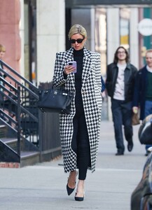 Nicky-Hilton---On-a-stroll-in-New-York-10.jpg