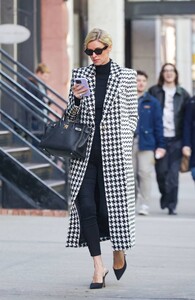 Nicky-Hilton---On-a-stroll-in-New-York-11.jpg