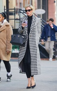 Nicky-Hilton---On-a-stroll-in-New-York-15.jpg