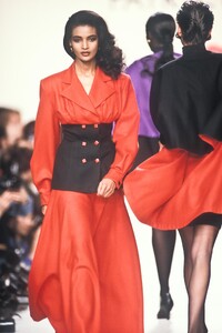 PatrickKelly1989WomenRTW105.thumb.jpg.78918f4c4d379d04e9652ee0fbce9c7a.jpg