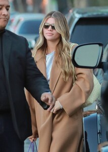 Sofia-Richie---Shopping-on-Melrose-Place-in-West-Hollywood-18.jpg
