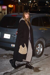 Taylor-Swift---Arriving-at-Electric-Lady-Studios-in-New-York-23.jpg