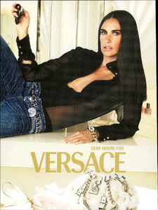 Testino_Versace_Fall_Winter_2005_06_04.thumb.png.77d32f1e4af61abb9ba3ad32666803a2.png