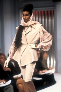 ThierryMugler1987WomenRTWSS10.thumb.jpg.899a20d3bb96e671093d2096a949d470.jpg