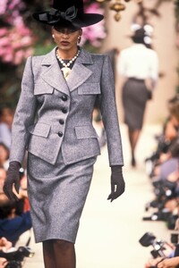 YvesSaintLaurent1986HauteCoutureFW23.thumb.jpg.f156caeaad80cda68ed9418f68c2773f.jpg