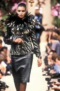 YvesSaintLaurent1986HauteCoutureFW33.thumb.jpg.65b2df2c1bb3fc2a56feff29bd9948cd.jpg