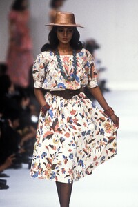 YvesSaintLaurent1986WomenSS45.thumb.jpg.03d2fc5c1f2f288eb5c690c20dcac041.jpg