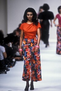 YvesSaintLaurent1986WomenSS46.thumb.jpg.5d49e42c8963d045258b8aa1d36d0fa7.jpg
