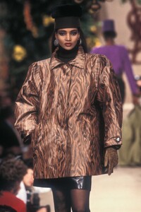 YvesSaintLaurent1987HauteCoutureFW11.thumb.jpg.5efb510d5a62b7daaea69010ba0b2e45.jpg