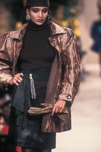YvesSaintLaurent1987HauteCoutureFW12.thumb.jpg.c1e475c2bf7ceef54d73885fbfd0799b.jpg