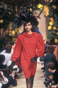 YvesSaintLaurent1987HauteCoutureFW21.thumb.jpg.a98c5ca601a47230b70609166486c64a.jpg