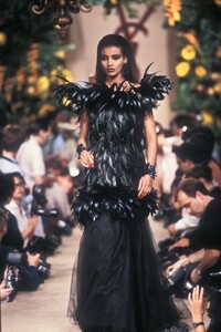 YvesSaintLaurent1987HauteCoutureFW33.thumb.jpg.51109338d537c13fdc5e7dc2376d7121.jpg