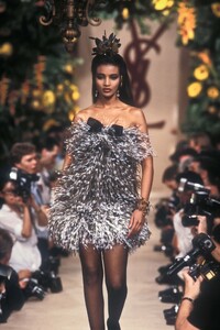 YvesSaintLaurent1987HauteCoutureFW34.thumb.jpg.a79b7e8275070a4df2fca6ef87cead40.jpg
