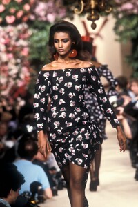YvesSaintLaurent1987HauteCoutureSS33.thumb.jpg.1c6838af9d6b8e784cae01a3e5ef8214.jpg