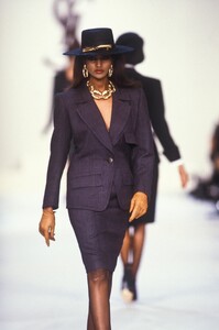 YvesSaintLaurent1987Spring26.thumb.jpg.c5b9176ad0f814aa7dac66c3e7398f2c.jpg