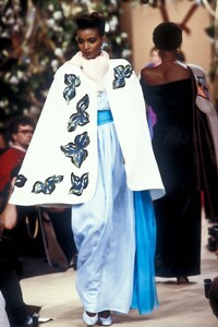 YvesSaintLaurent1988HauteCouture171.thumb.jpg.12a393ee7d4fdd24769abe1518285aa5.jpg
