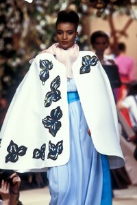 YvesSaintLaurent1988HauteCouture173.thumb.jpg.f152fee793edd3f3ded00949d2eceaf5.jpg