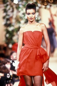 YvesSaintLaurent1988HauteCouture186.thumb.jpg.8c1835703a963b24a6d96e4c791d3087.jpg