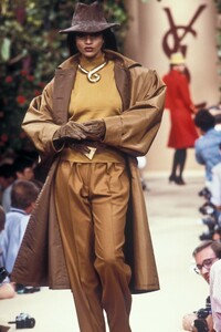 YvesSaintLaurent1988HauteCoutureFW33.thumb.jpg.dd8dd2b6bcb79bd1fbb1e98e936ae5ae.jpg