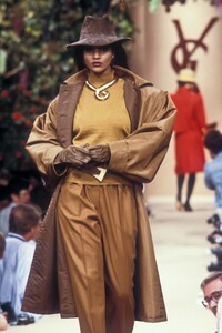 YvesSaintLaurent1988HauteCoutureFW34.thumb.jpg.d0e58d0af72429ef4779ebdceca49e56.jpg