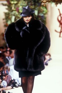 YvesSaintLaurent1988HauteCoutureFW44.thumb.jpg.910a79de35dc4924a7d68989f10e4ade.jpg