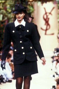 YvesSaintLaurent1988HauteCoutureFW46.thumb.jpg.8f7830cda9ce6859f70bb33cc2cccfc4.jpg