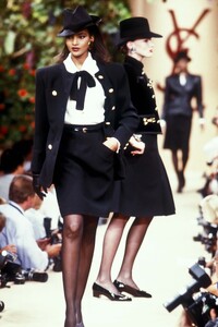 YvesSaintLaurent1988HauteCoutureFW47.thumb.jpg.6561029cff00d6f35614d8e2594dd4ea.jpg
