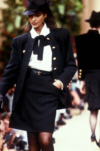 YvesSaintLaurent1988HauteCoutureFW48.thumb.jpg.578bbfad4691a38f761e3a2e17dc7e51.jpg