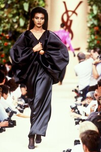 YvesSaintLaurent1988HauteCoutureFW53.thumb.jpg.7f0cc1288268f795330455d8b64158fe.jpg